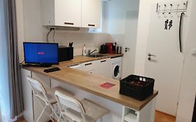 City Lights Apartment With Terrace - 24 Hours Check In